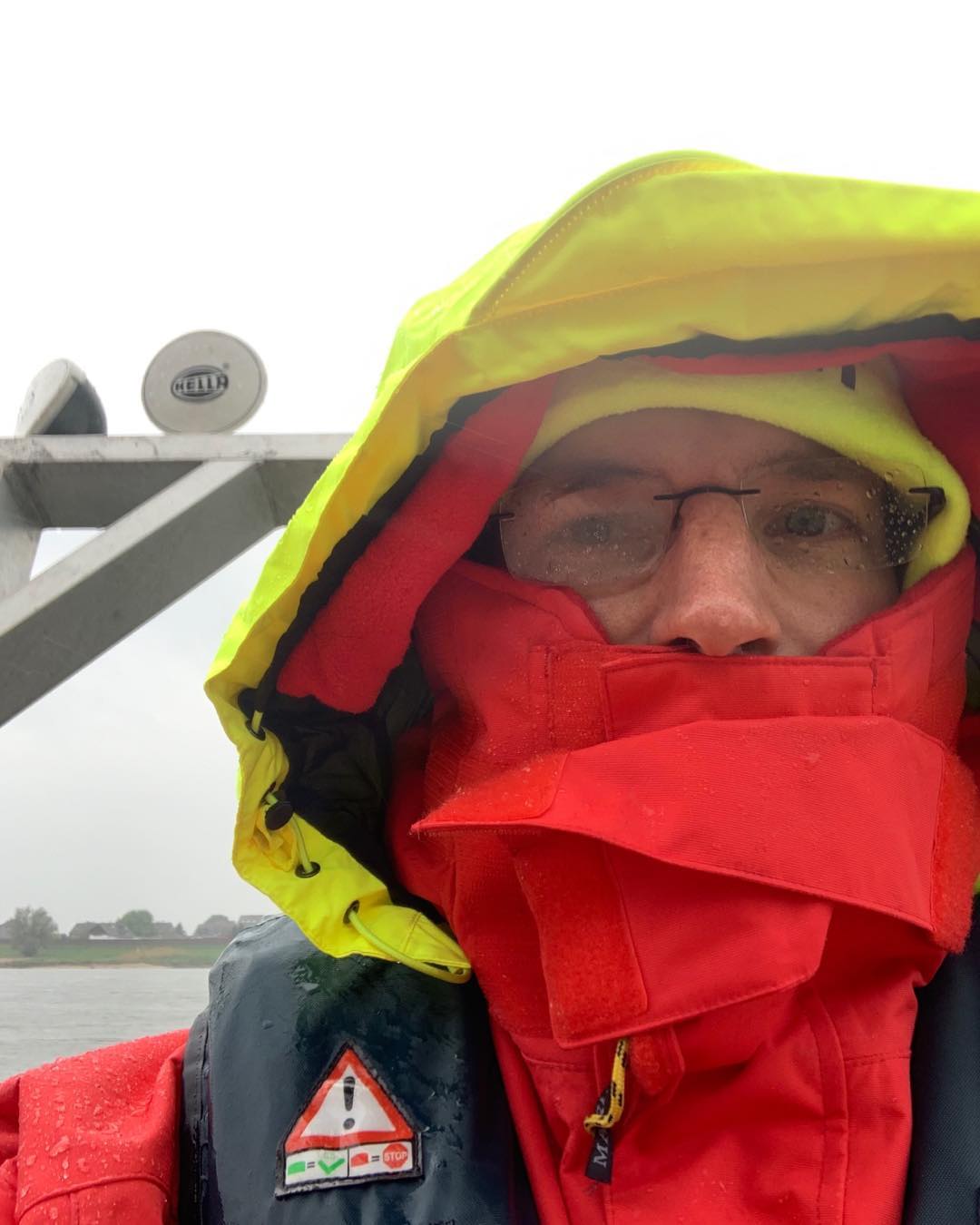 Anleitung von Bootsführern im Regen